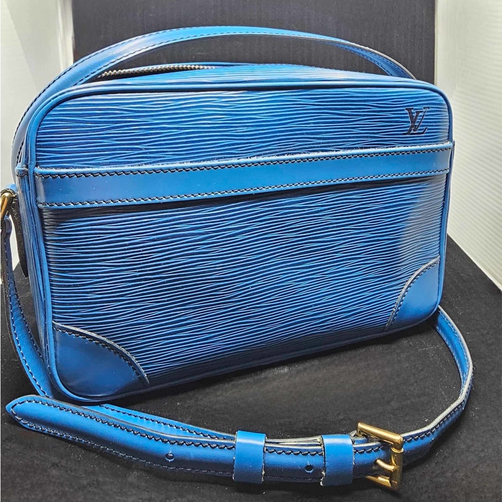 Used.LOUIS VUITTON Trocadero 24
Shoulder Bag Epi Leather Blue